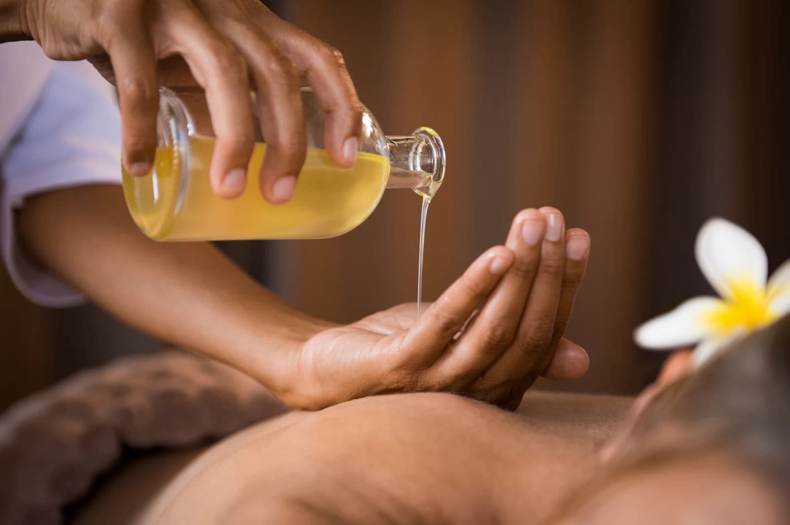 Masažui ruošiama priemonė šiltoje SPA aplinkoje