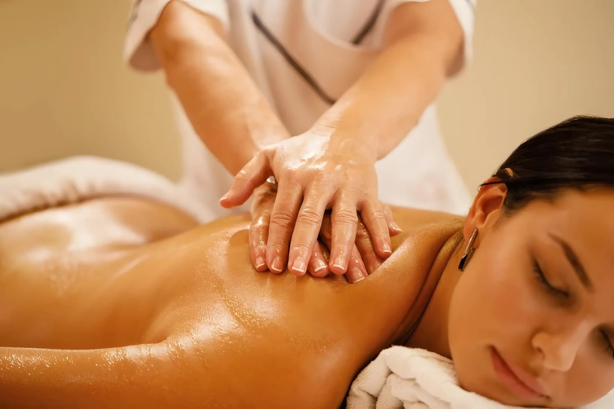 Kūno masažo akimirka SPA aplinkoje