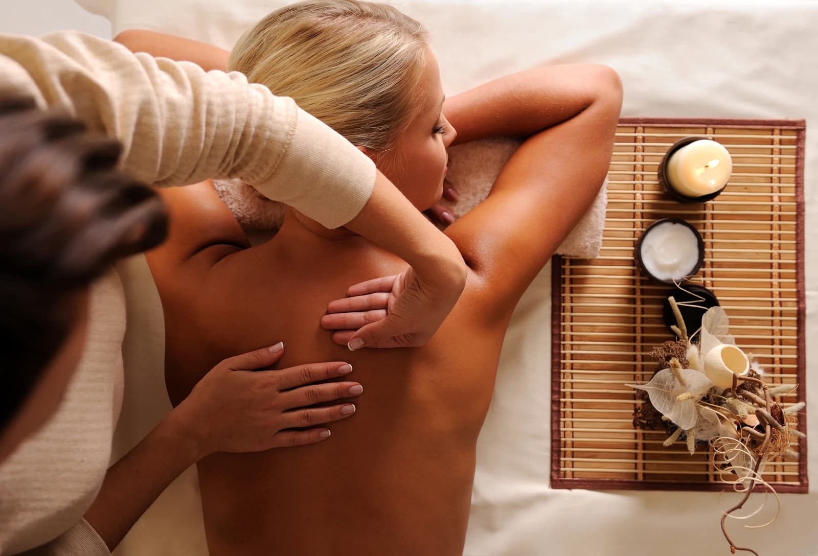 Kūno masažo procedūra SPA aplinkoje