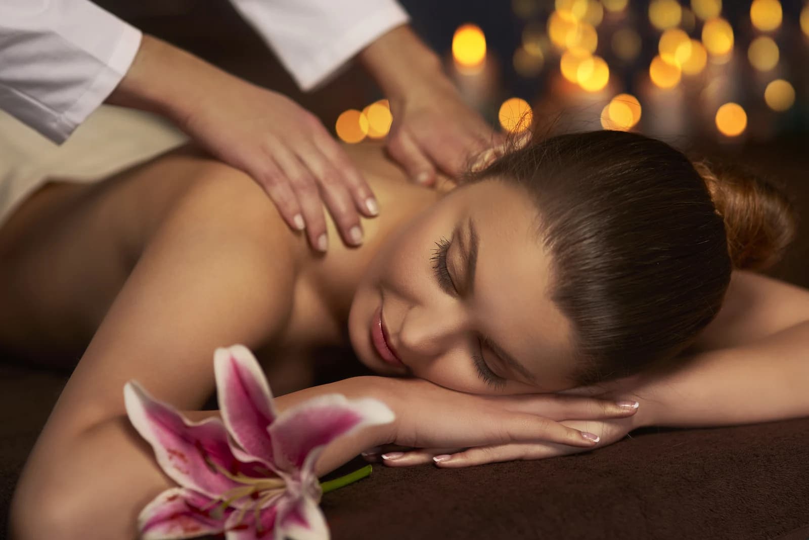 Rami nugaros masažo akimirka SPA aplinkoje